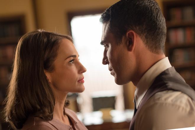 Paula Echevarría y Miguel Ángel Silvestre en un capítulo de 'Velvet'