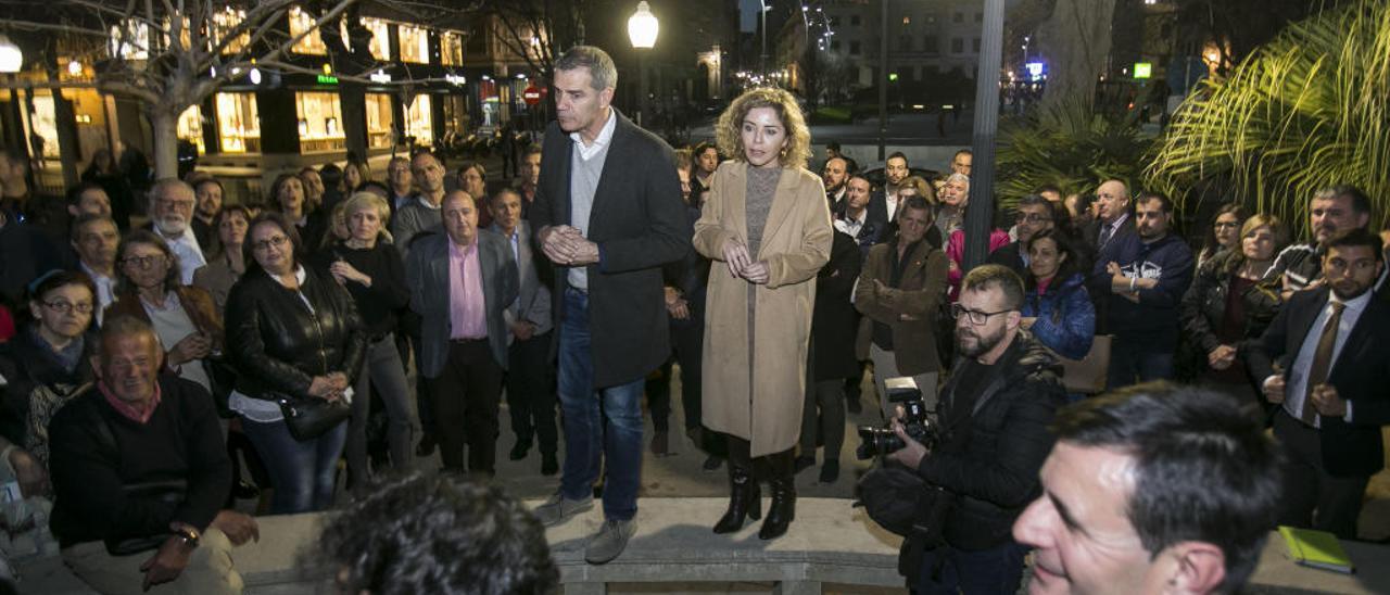 Toni Cantó y Marta Martín el miércoles ante un centenar de militantes en la plaza Calvo Sotelo de Alicante.