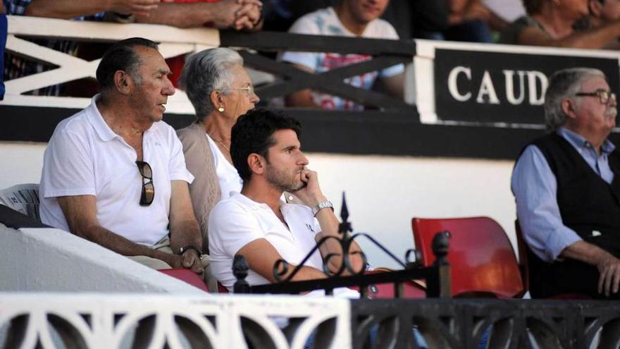 Iván Ania observa el partido ante el Avilés desde el palco del Hermanos Antuña.