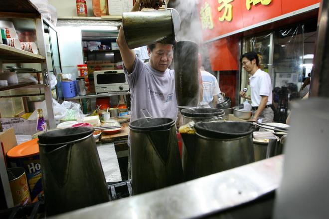 En el local Lang Fong Yuen, de Hong Kong, emplean medias de seda como filtro del té