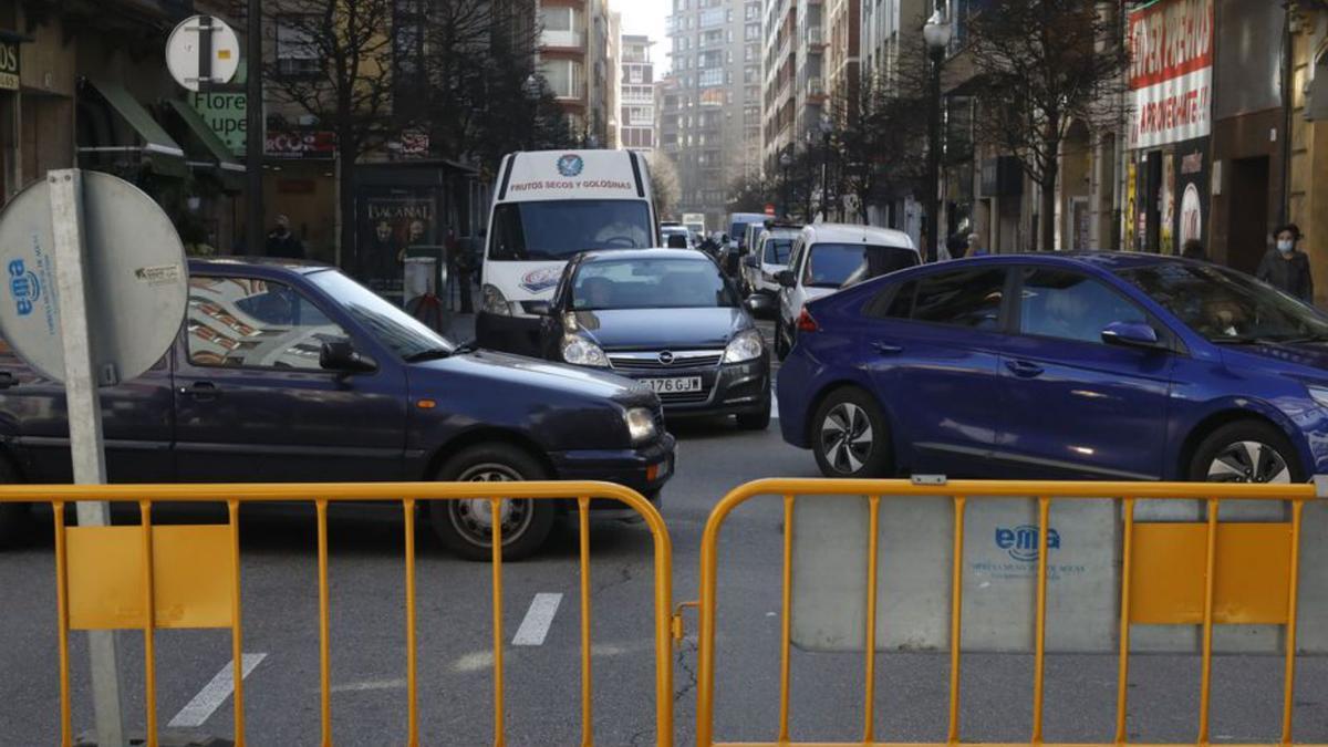 Una obra en la calle Uría, junto a la plazuela San Miguel, genera una mañana de tráfico caótico | MARCOS LEÓN