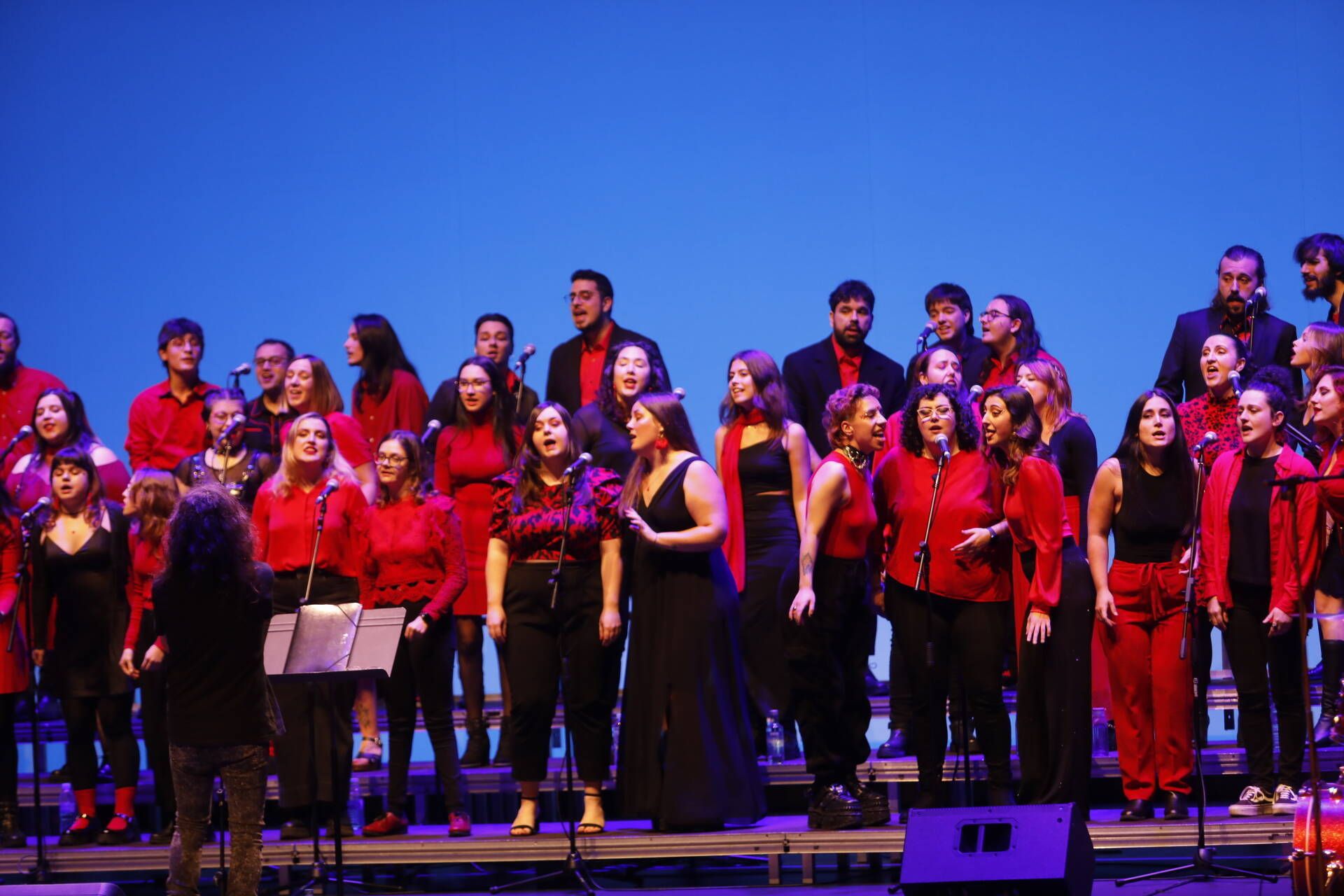 La actuación del Coro Joven de Gijón en el Jovellanos, en imágenes