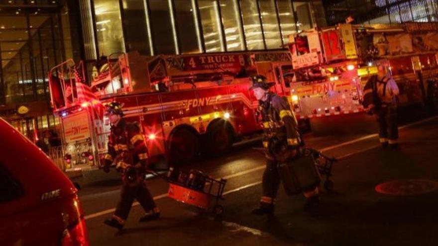 Un muerto y cuatro heridos en el incendio de la Torre Trump