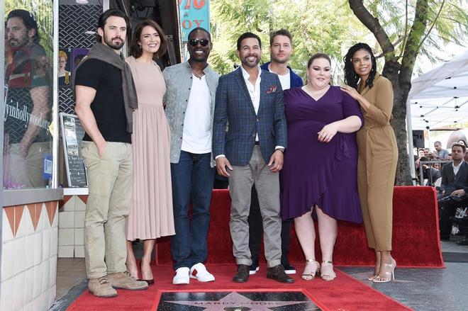 Cast de 'This is us' acompañando a Mandy Moore en el paseo de la fama