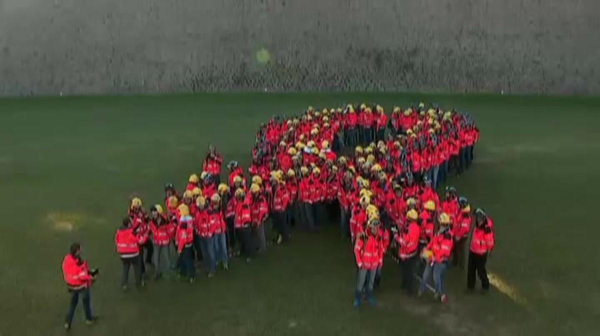 150 bombers catalans formen un llaç gegant contra el 155 i per la llibertat dels presos polítics.