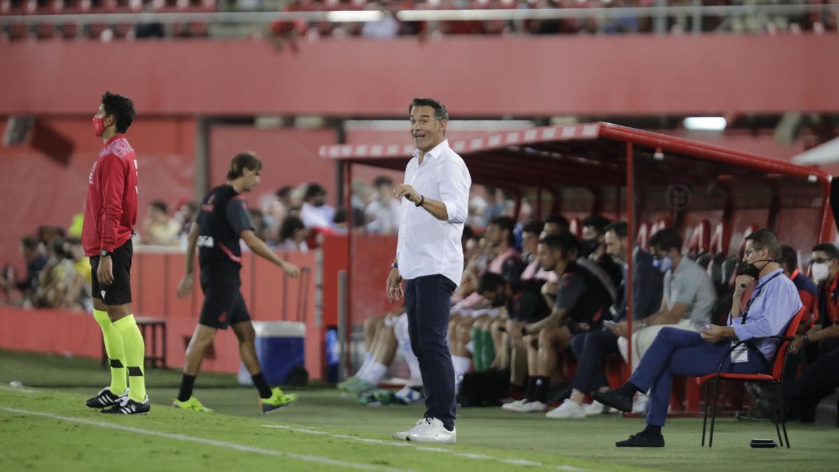 Luis García Plaza dando instrucciones durante el encuentro.