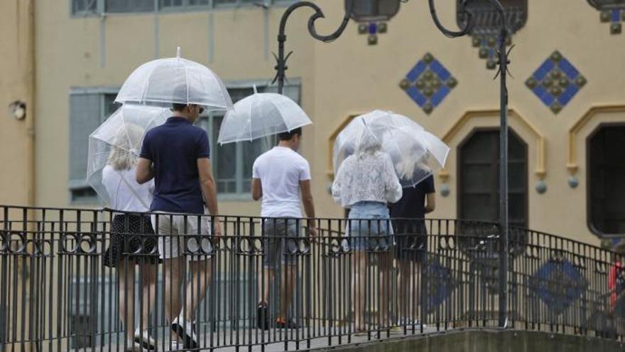 La pluja fa caure deu graus les temperatures màximes de Girona en només un dia