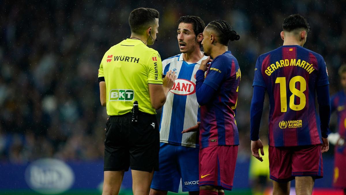 Así vivió el arbitro Víctor García el derbi catalán desde dentro del campo