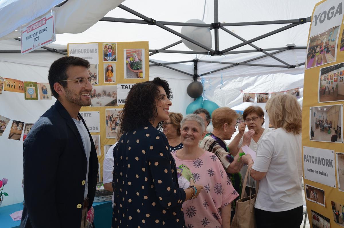 La alcaldesa, Cristina Mora, junto al concejal Fran Hidalgo, visitando una de las carpas de la Fira d'Associacions