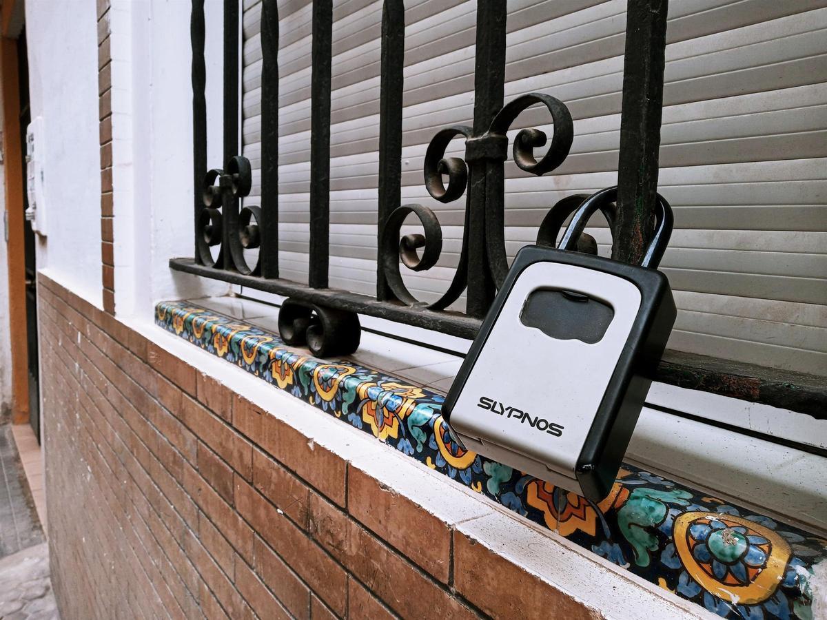 Un candado con las llaves de un piso turístico del centro de Málaga