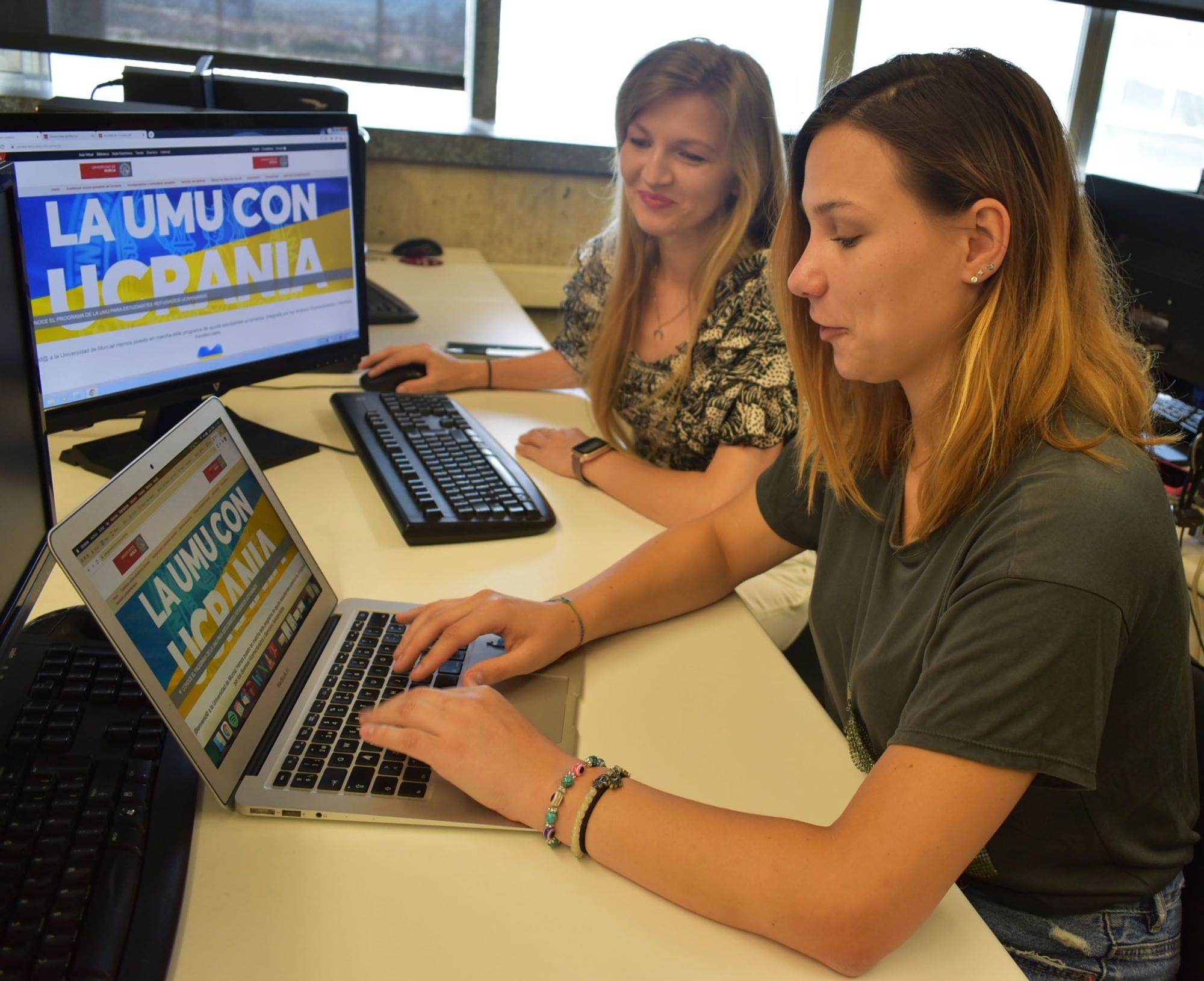 Dos alumnas de origen ucraniano entran en los programas de la Universidad de Murcia.