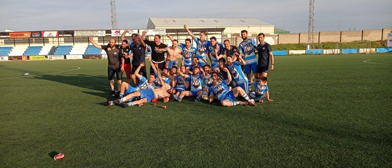 El Arroyo, celebrando el triunfo y la clasificación para la fase de ascenso.