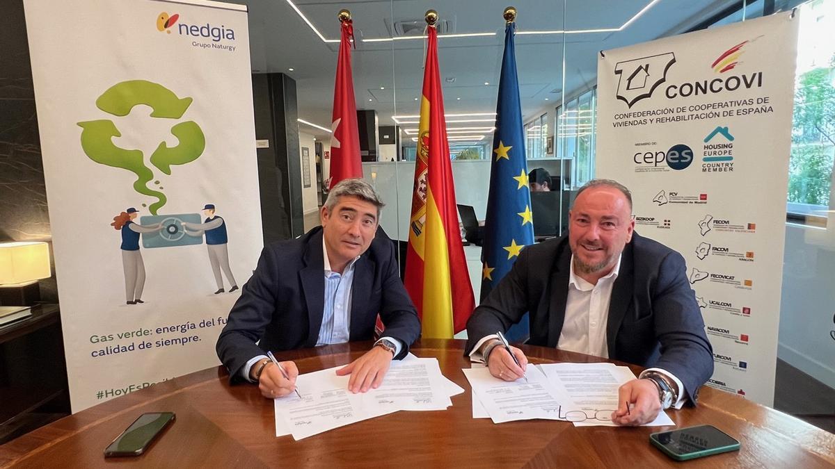 Francisco Torres, responsable de Nueva Edificación de Nedgia (Naturgy), y Juan Casares, presidente de la Confederación de Cooperativas de Vivienda y Rehabilitación de España.
