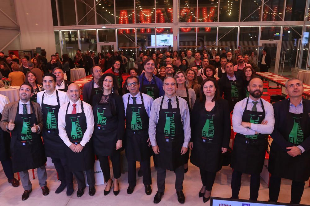 Empresarios, chefs, agentes del sector y de la industria agroalimentaria y representantes políticos acuden a la sede de Cerveza Victoria para la presentación de la nueva publicación gastronómica