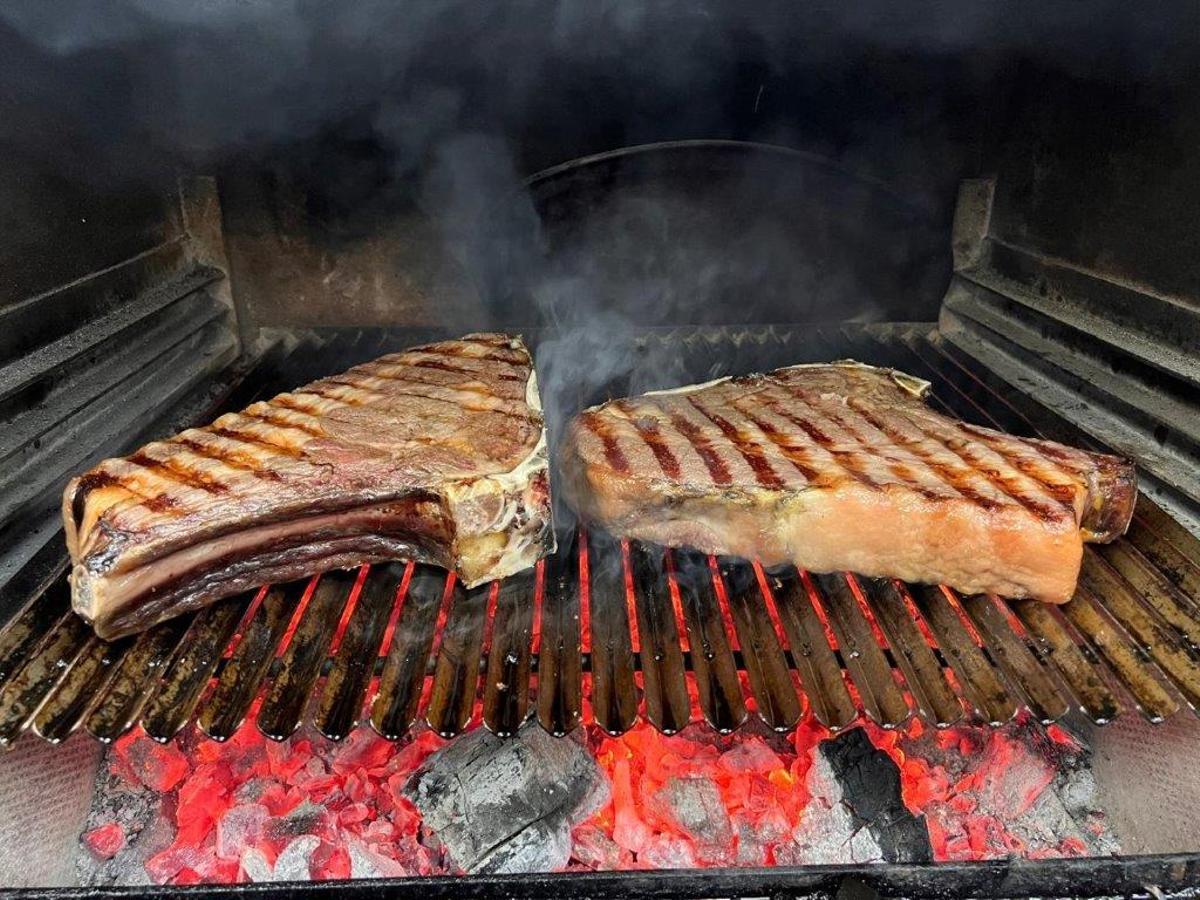 El Mesón de Andrés es uno de los templos de la carne a la brasa en Málaga