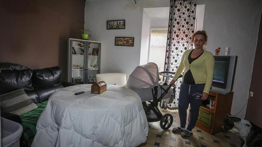 Una joven con un bebé necesita una vivienda en Badajoz ante su desahucio inminente