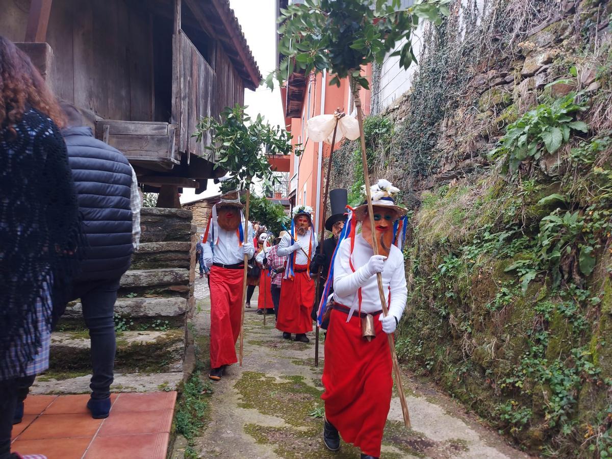 En imágenes: los guilandeiros recorren las calles de Villatresmil, en Tineo
