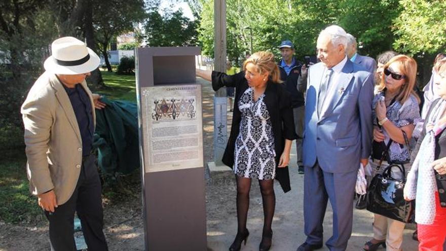 Rosa Valdeón inaugura el primer monolito de la ruta sefardí de Zamora.