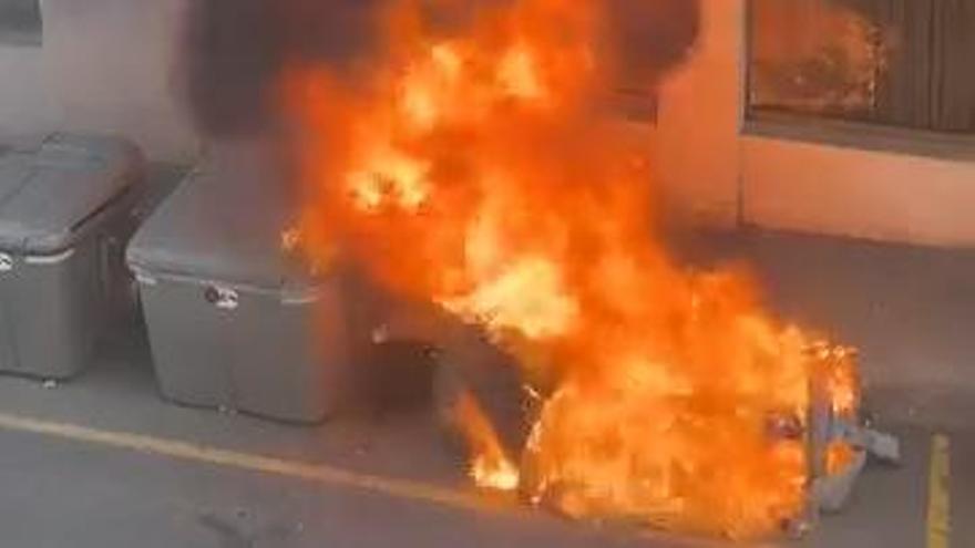 Crema un contenidor aquest diumege al carrer Bilbao, a Manresa