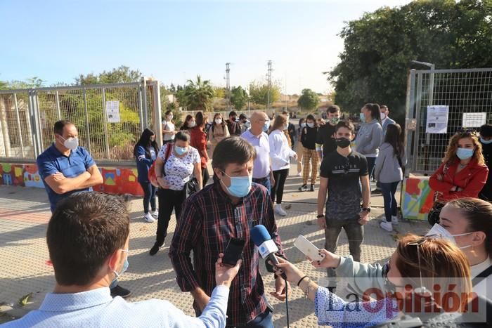 Los alumnos del IES Los Molinos (Cartagena) se concentran para pedir más profesores