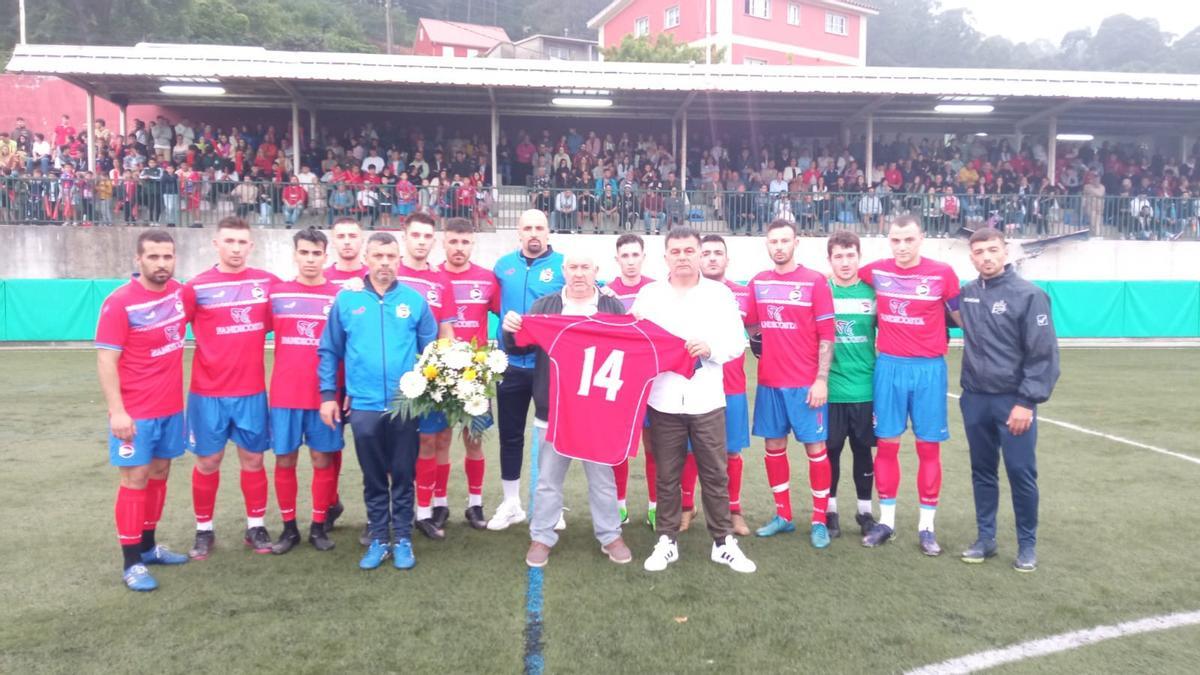 La plantilla del Domaio con su presidente, Antonio Martínez, y el exentrenador, Aurelio Estévez, con la camiseta con el dorsal 14 de Pablo Beascoechea.