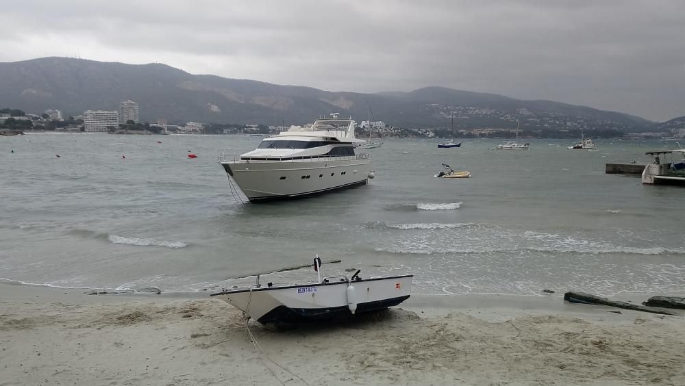 El fuerte temporal arrastra un yate hasta la playa de Cala Maties