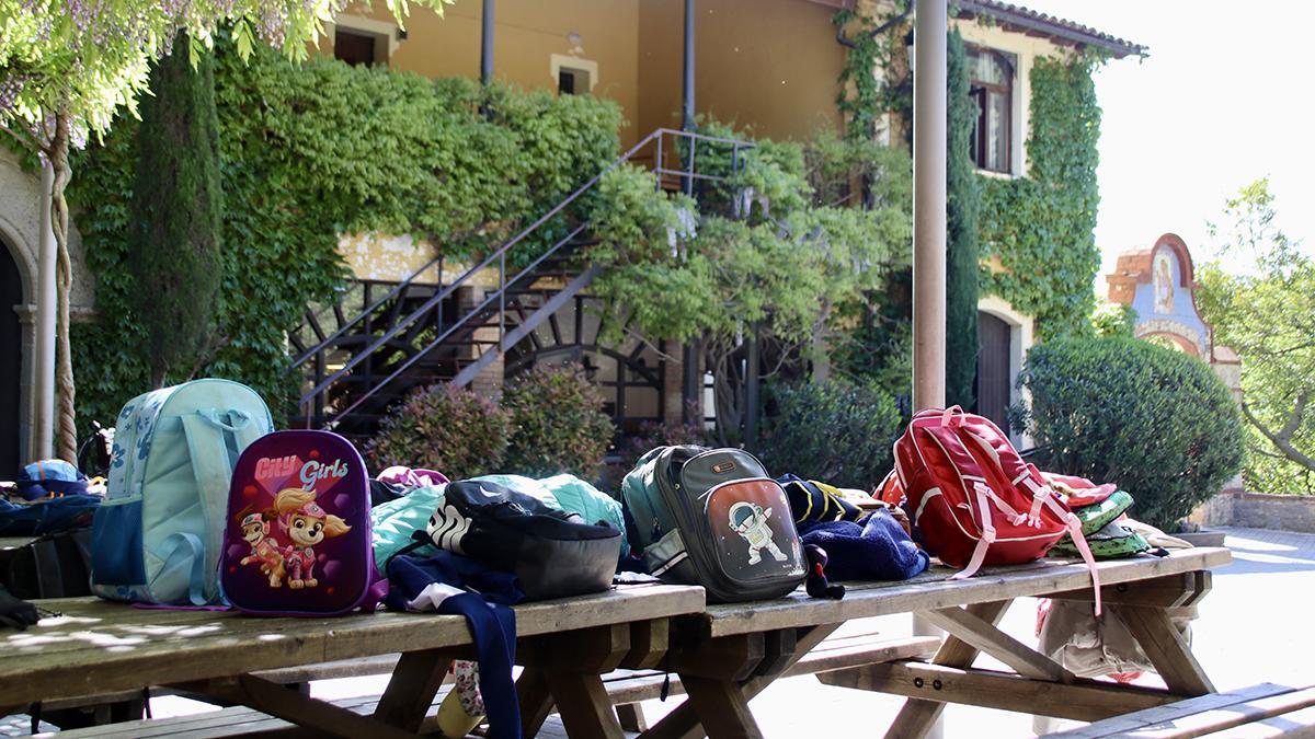 Mochilas en una casa de colonias