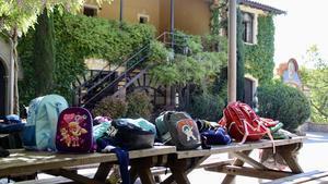 Mochilas en una casa de colonias