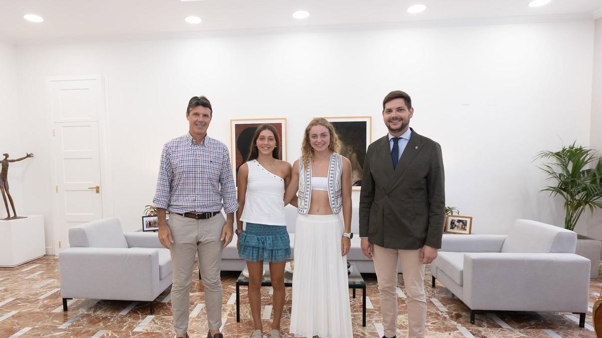 Las hermanas Solanes Valero, Adriana y Mar, con el alcalde de Gandia y el concejal de Deportes