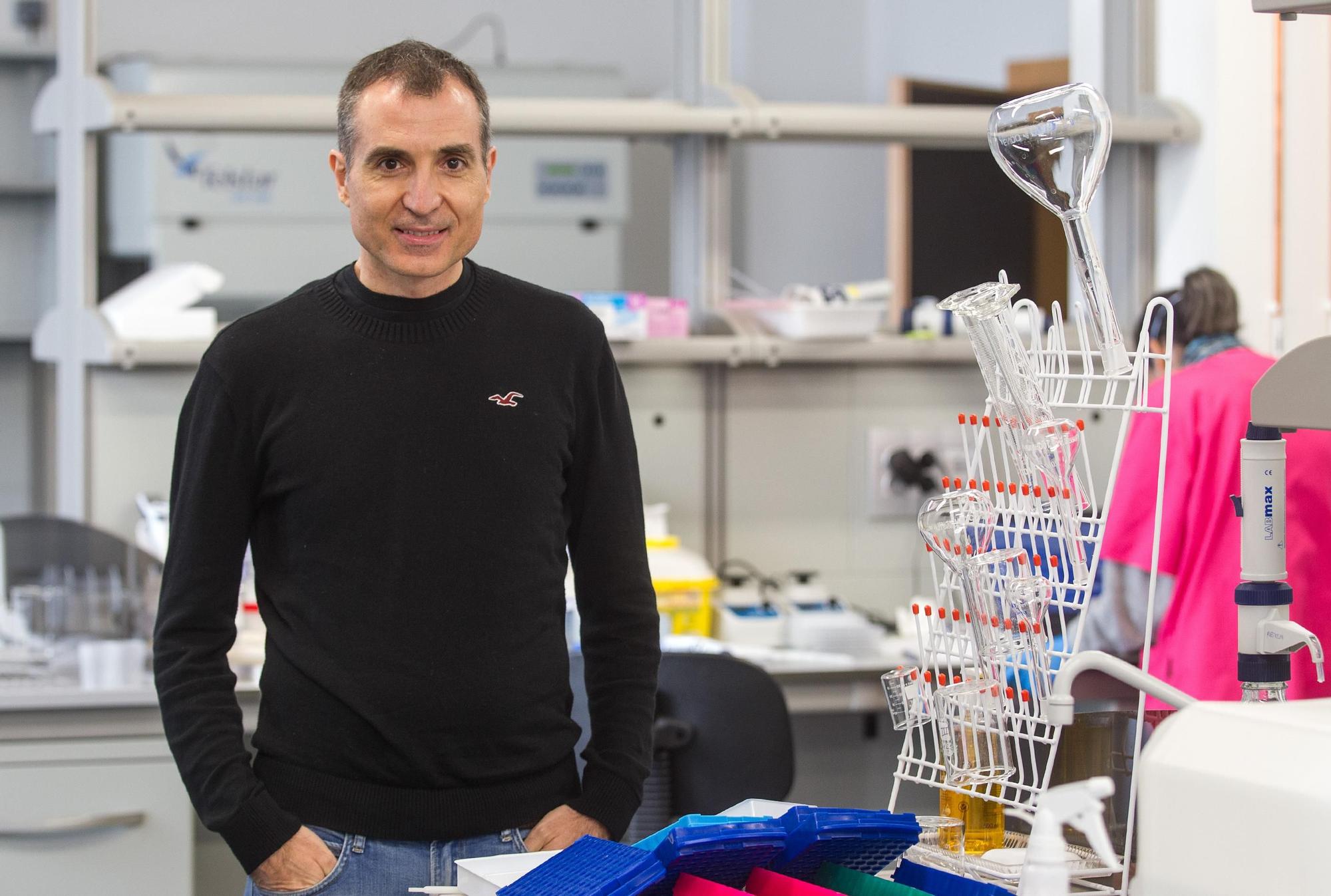 El Premio Jaume I, el ecólogo de Sax Fernando Maestre Gil, en uno de los laboratorios del parque Científico de la UA.