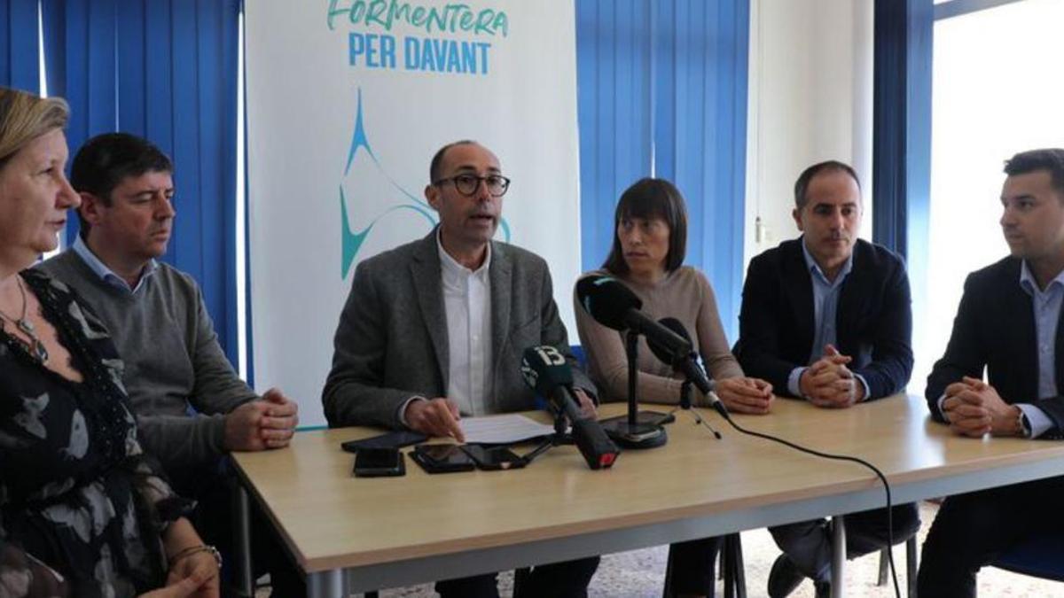 Los consellers, durante la rueda de prensa. |