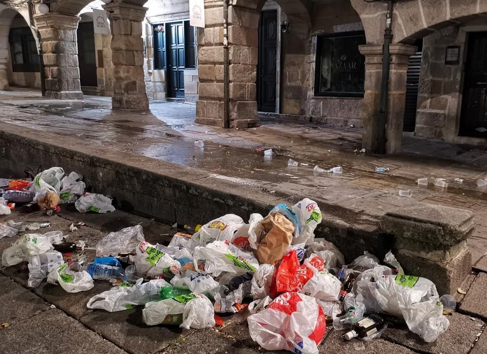 Las "peñas" de Pontevedra dejan un mar de basura y críticas