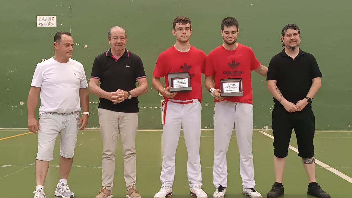 Karrera y Etxaniz reciben su premio como ganadores del Trofeo de Ferias y Fiestas de San Pedro 2026