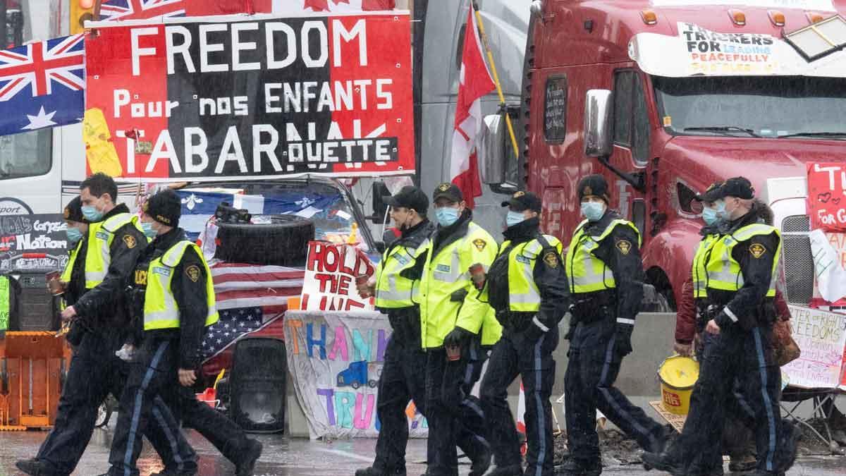 La Policía de Ottawa se prepara para disolver la protesta de los antivacunas