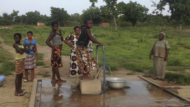 Instalación de un pozo de agua en Benín financiado por la Fundación.