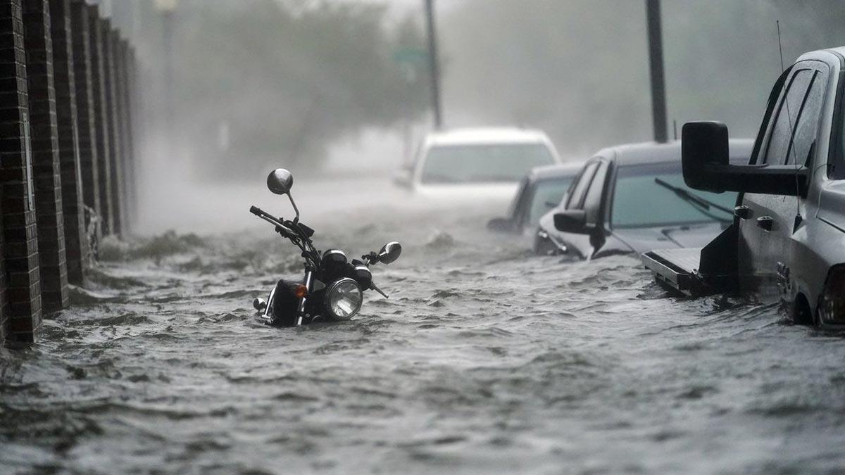 ’Sally’ se reduce a tormenta tropical y provoca inundaciones catastróficas. En la foto, una calle inundada en Pensacola, una de las localidades más afectadas por el paso de ’Sally’.