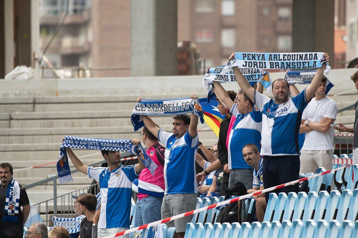 Aficionados del CE Sabadell, en un desplazamiento