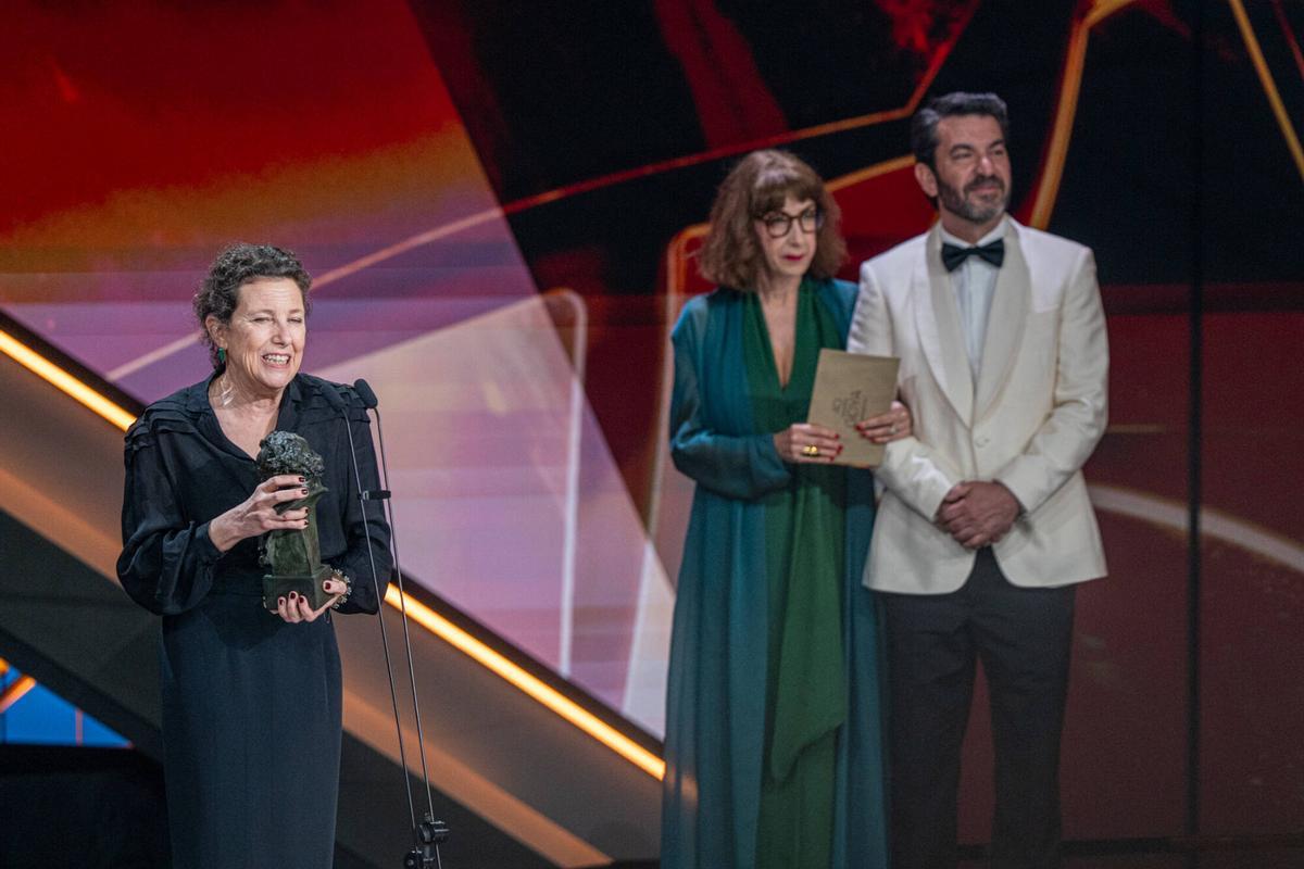 La diseñadora de vestuario Helena Sanchís recoge el Goya a Mejor Diseño de Vestuario por 'La cena' en la 40º edición de los Premios Goya.