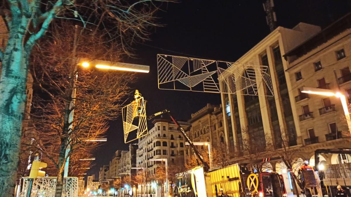 Montaje de la iluminación navideña en el paseo Independencia de Zaragoza