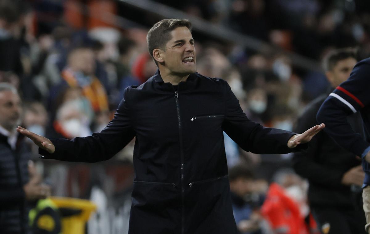 VALENCIA, 05/03/2022.- El entrenador del Granada CF Robert Moreno, durante el partido de la jornada 27 de Liga en Primera División que se juega hoy sábado en el estadio de Mestalla, en Valencia. EFE/Juan Carlos Cárdenas