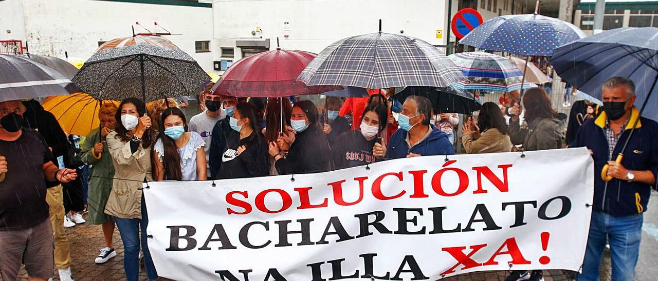 Protesta de los alumnos del IES de A Illa a las puertas del centro.