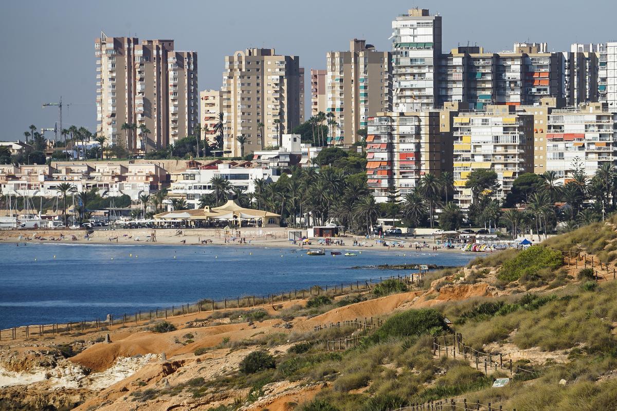 Bloques de apartamentos en la costa de Orihuela.