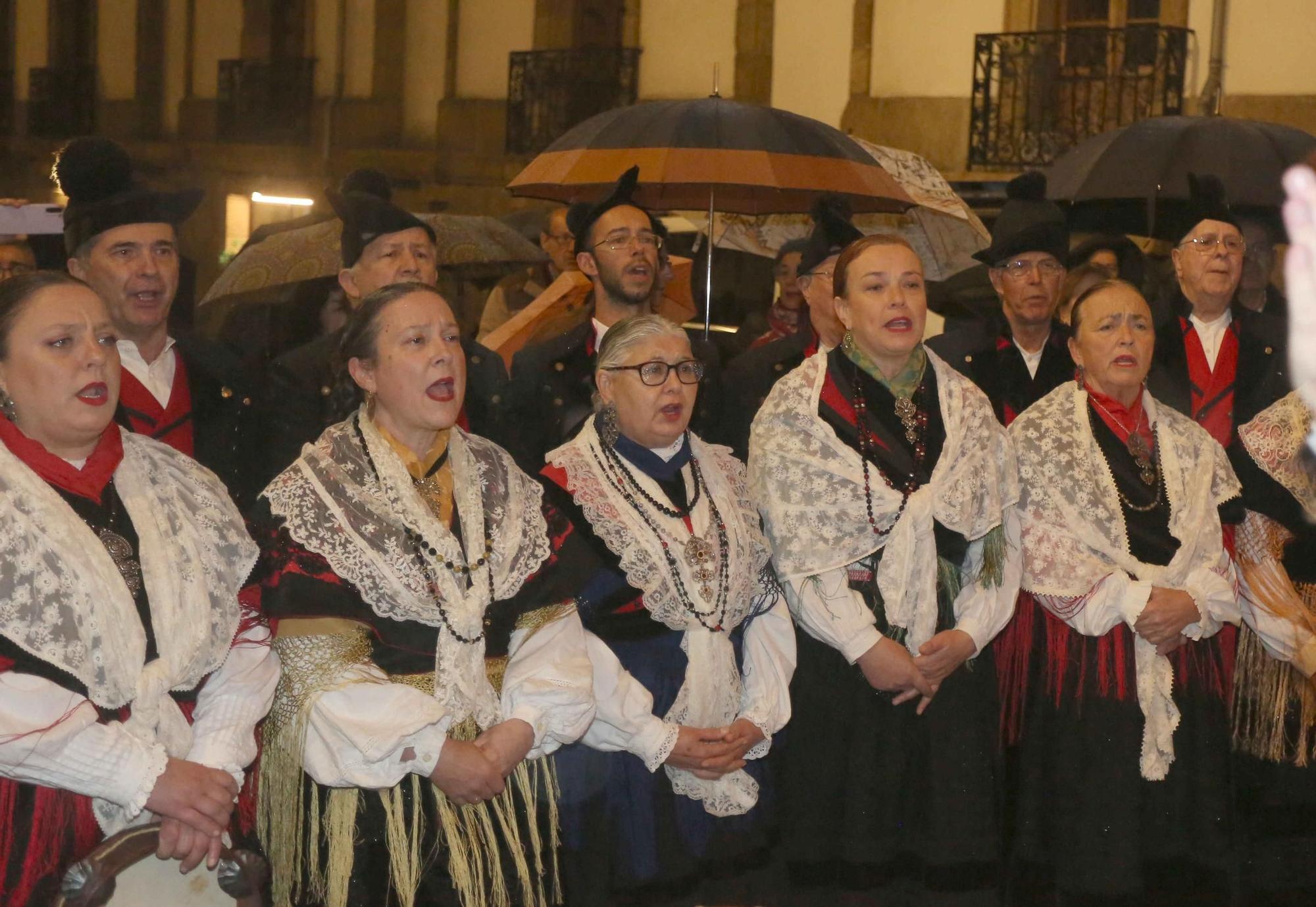 Decenas de personas corean en A Coruña el himno gallego en el 116 aniversario de su estreno