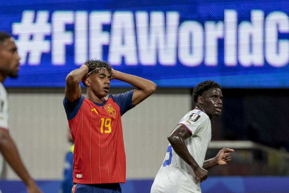 Lamine Yamal se desespera sobre el césped del Atlanta Stadium