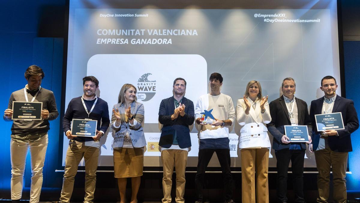 Los aspirantes y ganador al premio EmprendeXXI, junto a las distintas autoridades.