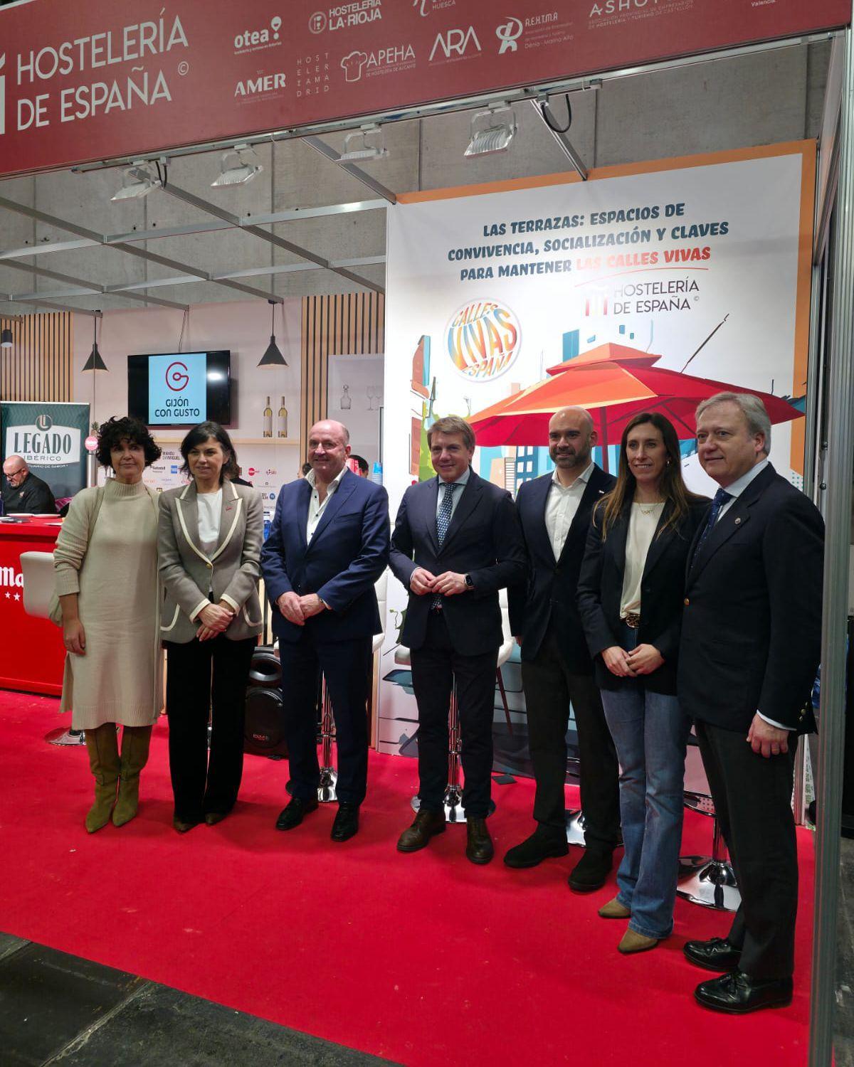 Por la izquierda,Sara Menéndez, Montserrat López-Moro, Javier Martínez, José Luis Álvarez Almeida, Jesús Martínez Salvador, Ángela Pumariega y Álvaro Alonso, en FITUR.