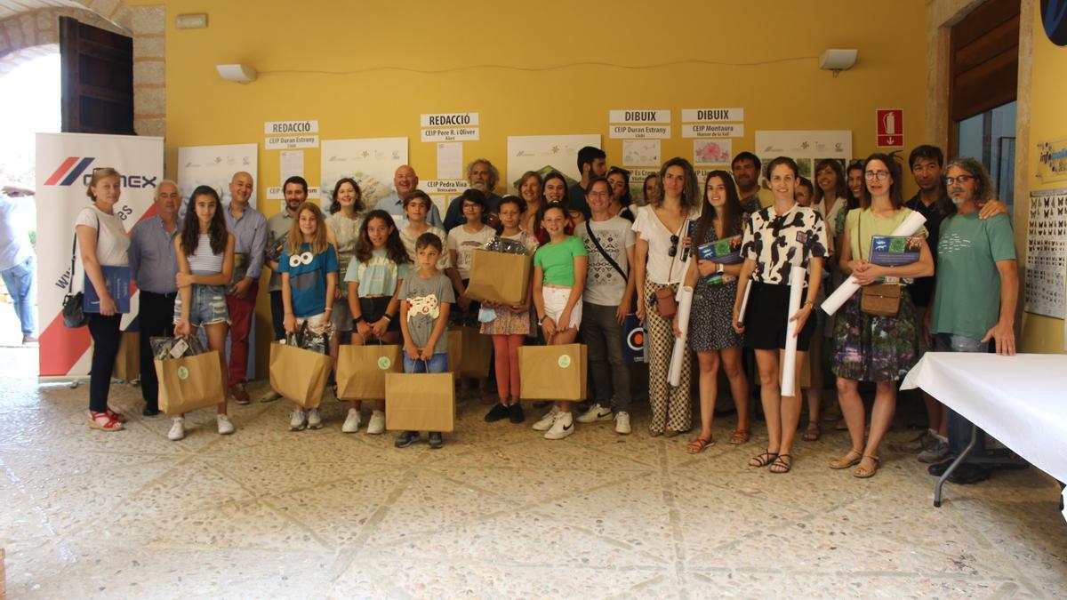 Foto de familia de los organizadores, las autoridades y los alumnos premiados, esta mañana en el Casal de Cultura Can Gelabert de Binissalem.