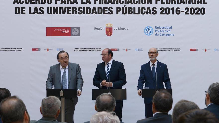 Pedro Antonio Sánchez junto a los dos rectores de las universidades públicas