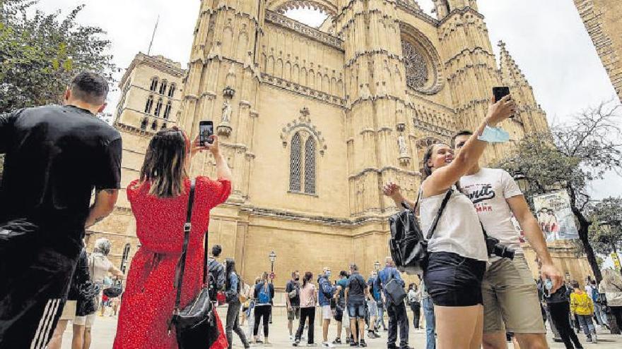 So wie im Herbst 2021 sähe die Tourismusbranche auf der Insel den Vorplatz der Kathedrale von Palma gerne auch jetzt schon.