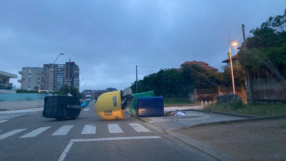 Varios contenedores volcados en Salinas